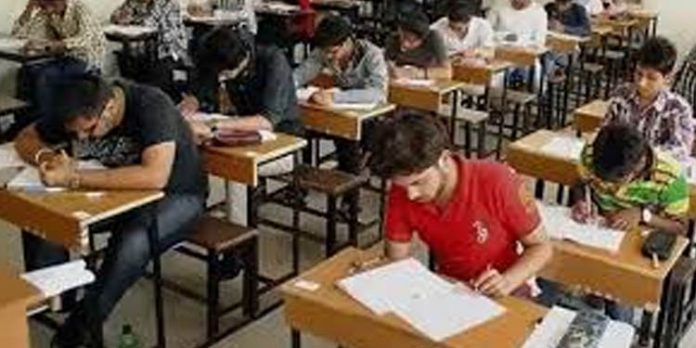 പകരക്കാരനെ കൊണ്ട് പരീക്ഷ എഴുതി : ജെ .ഇ.ഇ മെയിന്സ് ഒന്നാം റാങ്കുകാരനും പിതാവും അറസ്റ്റില് പകരക്കാരനെ കൊണ്ട് പരീക്ഷ എഴുതി : ജെ .ഇ.ഇ മെയിന്സ് ഒന്നാം റാങ്കുകാരനും പിതാവും അറസ്റ്റില്