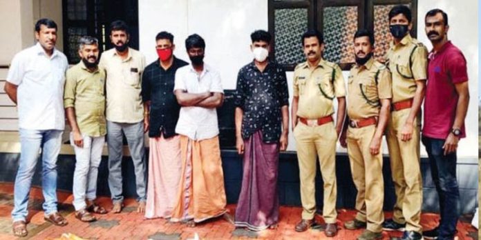 ചന്ദനത്തടികളും വേരുകളുമായി മൂന്നുപേര് വനംവകുപ്പ് പിടിയില് ചന്ദനത്തടികളും വേരുകളുമായി മൂന്നുപേര് വനംവകുപ്പ് പിടിയില്