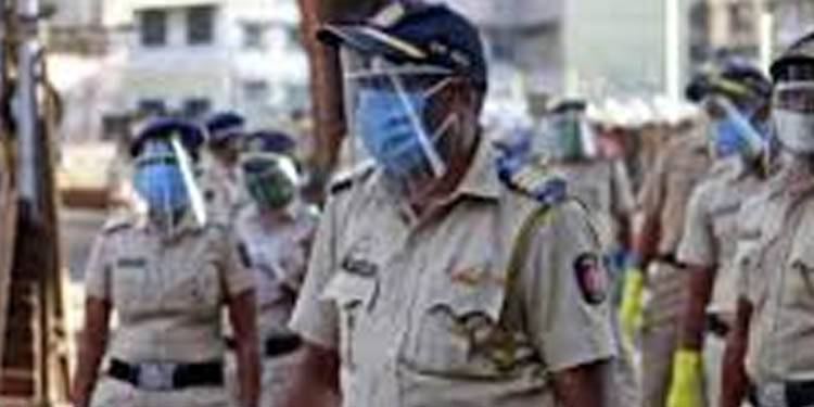 ഹെല്മറ്റ് ധരിക്കാത്ത വയോധികനെ പോലീസ് മര്ദിച്ചു ഹെല്മറ്റ് ധരിക്കാത്ത വയോധികനെ പോലീസ് മര്ദിച്ചു