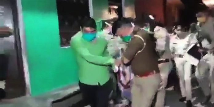 പീഡനം ചെറുത്ത വിദ്യാര്ത്ഥിനിയെ വീട്ടില് കയറി വെടിവച്ചു കൊന്നു പീഡനം ചെറുത്ത വിദ്യാര്ത്ഥിനിയെ വീട്ടില് കയറി വെടിവച്ചു കൊന്നു