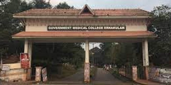 കളമശേരി മെഡിക്കല് കോളജില് സംഭവിച്ച ചികിത്സ വീഴ്ച്ച : അന്വേഷണത്തിന് ആരോഗ്യ സെക്രട്ടറി ഉത്തരവിട്ടു കളമശേരി മെഡിക്കല് കോളജില് സംഭവിച്ച ചികിത്സ വീഴ്ച്ച : അന്വേഷണത്തിന് ആരോഗ്യ സെക്രട്ടറി ഉത്തരവിട്ടു