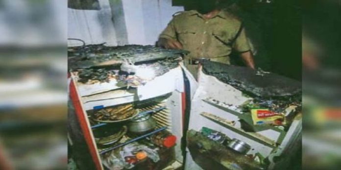 അടച്ചിട്ട വീട്ടിലെ റഫ്രിജറേറ്ററിന് തീപിടിച്ചു അടച്ചിട്ട വീട്ടിലെ റഫ്രിജറേറ്ററിന് തീപിടിച്ചു