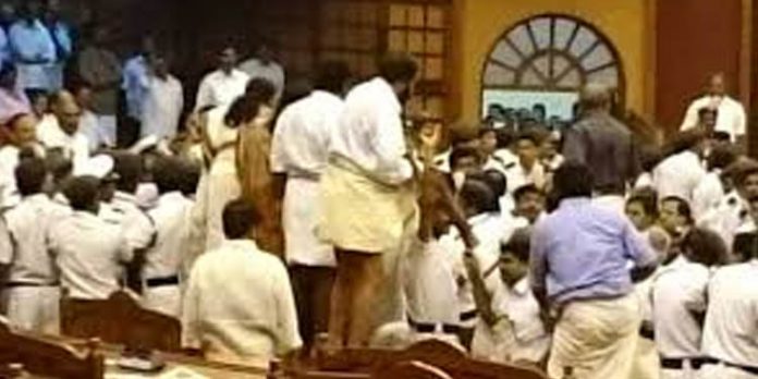 നിയമസഭ കൈയാങ്കളി കേസില് മന്ത്രിമാരായ ഇ.പി. ജയരാജിനും കെ.ടി. ജലീലിനും ജാമ്യം നിയമസഭ കൈയാങ്കളി കേസില് മന്ത്രിമാരായ ഇ.പി. ജയരാജിനും കെ.ടി. ജലീലിനും ജാമ്യം