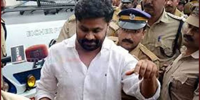‘രേഖകള് പലതും പ്രോസിക്യൂഷന് നല്കുന്നില്ല’: വിചാരണക്കോടതിക്കെതിരെ സര്ക്കാരും ; നടിയെ അക്രമിച്ച കേസ് തിങ്കളാഴ്ചയിലേക്കു മാറ്റി ‘രേഖകള് പലതും പ്രോസിക്യൂഷന് നല്കുന്നില്ല’: വിചാരണക്കോടതിക്കെതിരെ സര്ക്കാരും ; നടിയെ അക്രമിച്ച കേസ് തിങ്കളാഴ്ചയിലേക്കു മാറ്റി
