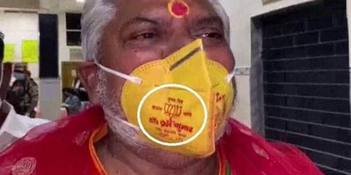 ബീഹാറില് പാര്ട്ടി ചിഹ്നം പതിച്ച മാസ്ക് ധരിച്ച് പോളിങ് ബൂത്തിനുള്ളില് കയറിയ ബി.ജെ.പി മന്ത്രിയ്ക്കെതിരെ കേസ് ബീഹാറില് പാര്ട്ടി ചിഹ്നം പതിച്ച മാസ്ക് ധരിച്ച് പോളിങ് ബൂത്തിനുള്ളില് കയറിയ ബി.ജെ.പി മന്ത്രിയ്ക്കെതിരെ കേസ്
