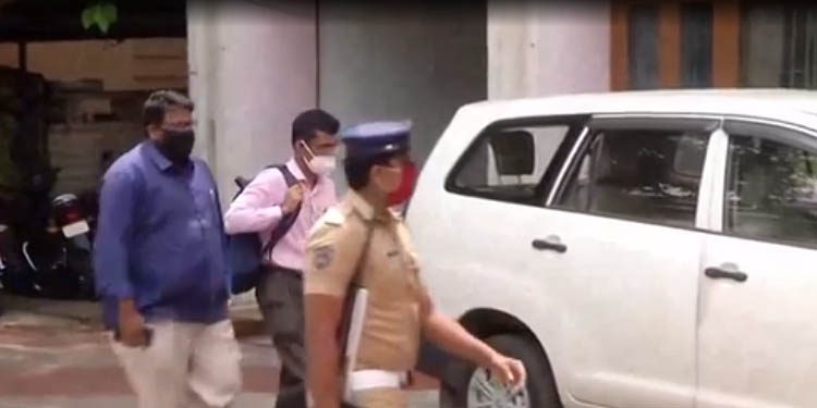 ലൈഫ് മിഷന് : ആക്സിസ് ബാങ്ക് കരമന ശാഖയിലെ ഉദ്യോഗസ്ഥരെ കൊച്ചിയില് വിളിച്ചുവരുത്തി സിബിഐ മൊഴി എടുക്കുന്നു ലൈഫ് മിഷന് : ആക്സിസ് ബാങ്ക് കരമന ശാഖയിലെ ഉദ്യോഗസ്ഥരെ കൊച്ചിയില് വിളിച്ചുവരുത്തി സിബിഐ മൊഴി എടുക്കുന്നു