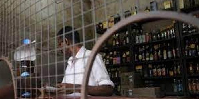 ബീവറേജസ് കോര്പ്പറേഷനിലെ ജീവനക്കാരനെ മൂന്നംഗ സംഘം മര്ദ്ദിച്ച് അവശനാക്കിയിട്ടും കേസ് എടുക്കാതെ പോലീസ് ബീവറേജസ് കോര്പ്പറേഷനിലെ ജീവനക്കാരനെ മൂന്നംഗ സംഘം മര്ദ്ദിച്ച് അവശനാക്കിയിട്ടും കേസ് എടുക്കാതെ പോലീസ്