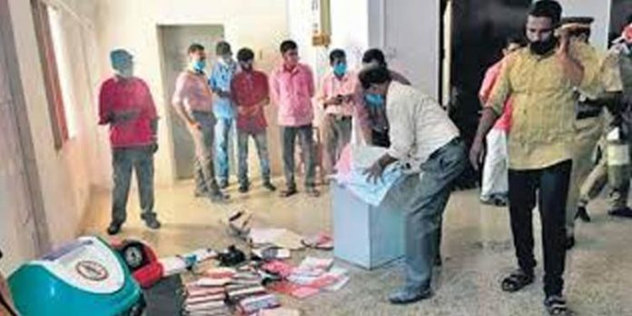 സെക്രട്ടറിയേറ്റിലെ തീപിടുത്തo ; മുഖ്യമന്ത്രി നേരിട്ട് ഇടപെട്ട് തെളിവുകള് നശിപ്പിക്കുന്നു : രമേശ് ചെന്നിത്തല സെക്രട്ടറിയേറ്റിലെ തീപിടുത്തo ; മുഖ്യമന്ത്രി നേരിട്ട് ഇടപെട്ട് തെളിവുകള് നശിപ്പിക്കുന്നു : രമേശ് ചെന്നിത്തല