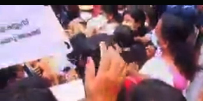 മുഖ്യമന്ത്രിയുടെ രാജി : പ്രതിക്ഷേധം ശക്തം ; താലൂക്ക് ഓഫീസ് മാര്ച്ച് നിയന്ത്രിക്കുന്നതിനിടയില് എസിപി കുഴഞ്ഞു വീണു മുഖ്യമന്ത്രിയുടെ രാജി : പ്രതിക്ഷേധം ശക്തം ; താലൂക്ക് ഓഫീസ് മാര്ച്ച് നിയന്ത്രിക്കുന്നതിനിടയില് എസിപി കുഴഞ്ഞു വീണു