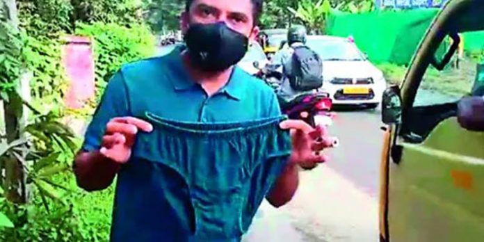 പട്ടാപ്പകല് നടുറോഡില് അടിവസ്ത്രമുരിഞ്ഞ് മന്ത്രിക്കും എംഎല്എക്കുമെതിരെ അസഭ്യവര്ഷം ചൊരിഞ്ഞ തൃശൂര് ഗവ.മെഡിക്കല് കോളേജിലെ ഡോക്ടര്ക്ക് സസ്പെന്ഷന് പട്ടാപ്പകല് നടുറോഡില് അടിവസ്ത്രമുരിഞ്ഞ് മന്ത്രിക്കും എംഎല്എക്കുമെതിരെ അസഭ്യവര്ഷം ചൊരിഞ്ഞ തൃശൂര് ഗവ.മെഡിക്കല് കോളേജിലെ ഡോക്ടര്ക്ക് സസ്പെന്ഷന്