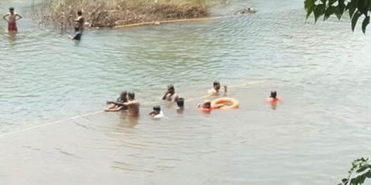 ഒഴുക്കില്പെട്ട മകനെ രക്ഷിക്കാന് ശ്രമിക്കുന്നതിനിടെ യുവതിയും സഹോദരപുത്രനും മുങ്ങി മരിച്ചു ഒഴുക്കില്പെട്ട മകനെ രക്ഷിക്കാന് ശ്രമിക്കുന്നതിനിടെ യുവതിയും സഹോദരപുത്രനും മുങ്ങി മരിച്ചു