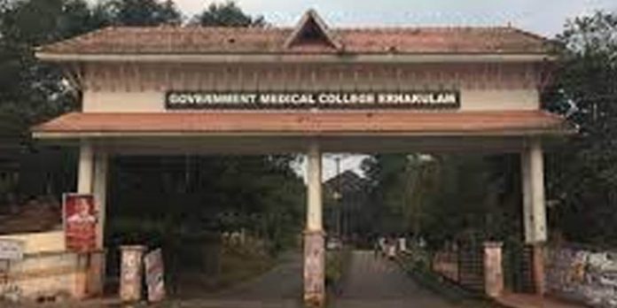 ആഭരണങ്ങള് നഷ്ടപ്പെട്ടു ; കളമശ്ശേരി മെഡിക്കല് കോളേജിനെതിരെ വീണ്ടും പരാതിയുമായി മരിച്ച രാധാമണിയുടെ ബന്ധുക്കള് ആഭരണങ്ങള് നഷ്ടപ്പെട്ടു ; കളമശ്ശേരി മെഡിക്കല് കോളേജിനെതിരെ വീണ്ടും പരാതിയുമായി മരിച്ച രാധാമണിയുടെ ബന്ധുക്കള്