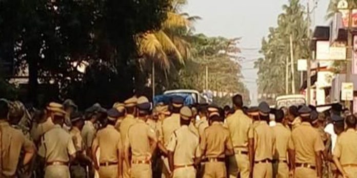 മുഖ്യമന്ത്രിയുടെ രാജി : കണ്ണൂരിലും തിരുവനന്തപുരത്തും പ്രതിപക്ഷ സംഘടനകള് നടത്തിയ മാര്ച്ചില് സംഘര്ഷം മുഖ്യമന്ത്രിയുടെ രാജി : കണ്ണൂരിലും തിരുവനന്തപുരത്തും പ്രതിപക്ഷ സംഘടനകള് നടത്തിയ മാര്ച്ചില് സംഘര്ഷം