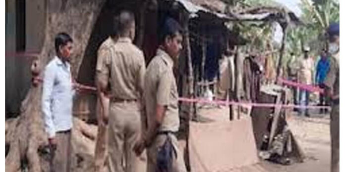 മഹാരാഷ്ട്രയില് വെട്ടിക്കൊലപ്പെടുത്തിയ കുട്ടികള് ബലാത്സംഗത്തിന് ഇരയാതായി പോലീസ് മഹാരാഷ്ട്രയില് വെട്ടിക്കൊലപ്പെടുത്തിയ കുട്ടികള് ബലാത്സംഗത്തിന് ഇരയാതായി പോലീസ്