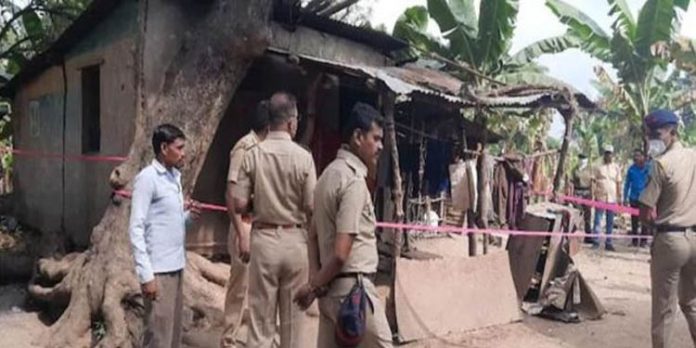 നാലു കുഞ്ഞുങ്ങളെ കോടാലി ഉപയോഗിച്ച് വെട്ടികൊലപ്പെടുത്തി നാലു കുഞ്ഞുങ്ങളെ കോടാലി ഉപയോഗിച്ച് വെട്ടികൊലപ്പെടുത്തി