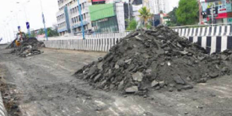 പാലാരിവട്ടം പാലത്തിലെ ടാര് പൊളിച്ചുനീക്കല് പൂര്ത്തിയായി പാലാരിവട്ടം പാലത്തിലെ ടാര് പൊളിച്ചുനീക്കല് പൂര്ത്തിയായി