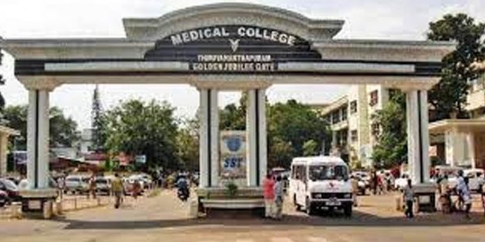 തിരുവനന്തപുരം മെഡിക്കല് കോളജില് കോവിഡ് മുക്തനായ യുവാവ് ആത്മഹത്യയ്ക്ക് ശ്രമിച്ചു ; നില ഗുരുതരം തിരുവനന്തപുരം മെഡിക്കല് കോളജില് കോവിഡ് മുക്തനായ യുവാവ് ആത്മഹത്യയ്ക്ക് ശ്രമിച്ചു ; നില ഗുരുതരം