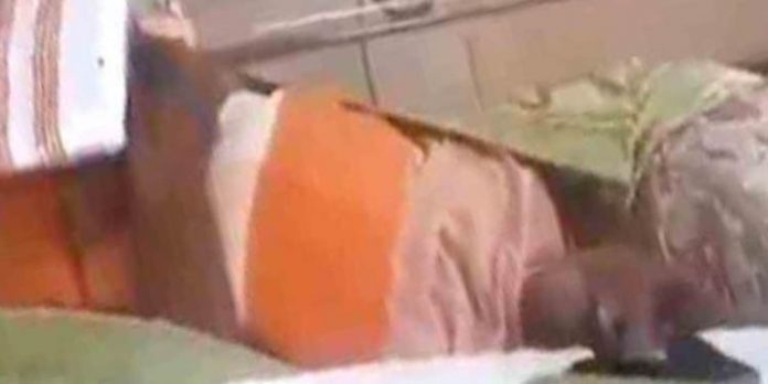ബന്ധുക്കള് ജീവനോടെ മണിക്കൂറുകളോളം ഫ്രീസറില് കിടത്തിയ വയോധികന് മരിച്ചു ബന്ധുക്കള് ജീവനോടെ മണിക്കൂറുകളോളം ഫ്രീസറില് കിടത്തിയ വയോധികന് മരിച്ചു
