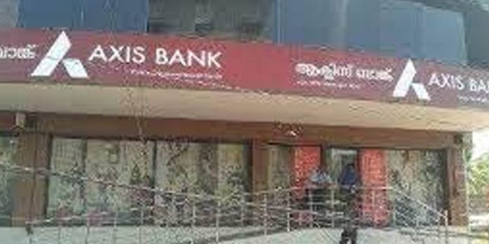 സ്വര്ണക്കടത്ത് സംഘത്തിന്റെ ഇടപാടില് ബന്ധo : ആക്സിസ് ബാങ്ക് കരമന ശാഖാമാനേജരെ സസ്പെന്ഡ് ചെയ്തു സ്വര്ണക്കടത്ത് സംഘത്തിന്റെ ഇടപാടില് ബന്ധo : ആക്സിസ് ബാങ്ക് കരമന ശാഖാമാനേജരെ സസ്പെന്ഡ് ചെയ്തു