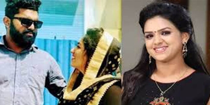 റംസിയുടെ ആത്മഹത്യ : സീരിയല് താരം ലക്ഷമി പ്രമോദിന്റെ ജാമ്യം ഹൈക്കോടതി റദ്ദ് ചെയ്തു റംസിയുടെ ആത്മഹത്യ : സീരിയല് താരം ലക്ഷമി പ്രമോദിന്റെ ജാമ്യം ഹൈക്കോടതി റദ്ദ് ചെയ്തു