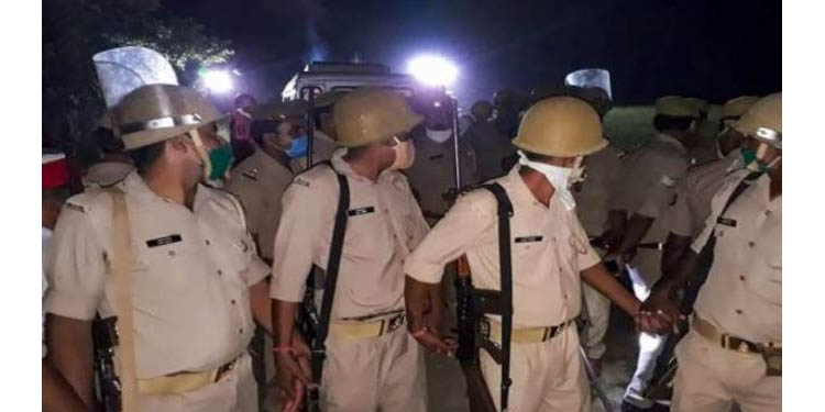 ഹത്രാസില് കൂട്ടമാനഭംഗത്തിനിരയായ പെണ്കുട്ടി മരിച്ച സംഭവത്തില് മൂന്ന് പോലീസ് ഉദ്യോഗസ്ഥര്ക്കെതിരെ നടപടി ഹത്രാസില് കൂട്ടമാനഭംഗത്തിനിരയായ പെണ്കുട്ടി മരിച്ച സംഭവത്തില് മൂന്ന് പോലീസ് ഉദ്യോഗസ്ഥര്ക്കെതിരെ നടപടി