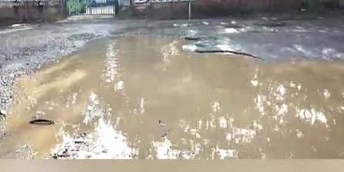 റീടാറിംഗ് നടത്തിയ റോഡ് തകര്ന്നു ; മന്ത്രിക്കും എം.എല്.എക്കുമെതിരെ അഴിമതി ആരോപിച്ച് ഡോക്ടറുടെ ‘ജെട്ടി’ ചലഞ്ച്’ റീടാറിംഗ് നടത്തിയ റോഡ് തകര്ന്നു ; മന്ത്രിക്കും എം.എല്.എക്കുമെതിരെ അഴിമതി ആരോപിച്ച് ഡോക്ടറുടെ ‘ജെട്ടി’ ചലഞ്ച്’
