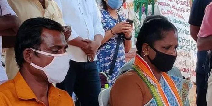 മുഖ്യമന്ത്രി പറഞ്ഞ് പറ്റിച്ചു ; വാളയാര് പെണ്കുട്ടികളുടെ കുടുംബത്തിന്റെ സമരം അഞ്ചാം ദിവസത്തിലേക്ക് മുഖ്യമന്ത്രി പറഞ്ഞ് പറ്റിച്ചു ; വാളയാര് പെണ്കുട്ടികളുടെ കുടുംബത്തിന്റെ സമരം അഞ്ചാം ദിവസത്തിലേക്ക്