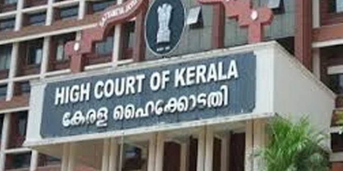 നടിയെ ആക്രമിച്ച കേസ് : വിചാരണ കോടതി മാറ്റമാവശ്യപ്പെട്ട് ആക്രമിക്കപ്പെട്ട നടി നല്കിയ ഹര്ജി ഹൈക്കോടതി ഇന്ന് പരിഗണിക്കും നടിയെ ആക്രമിച്ച കേസ് : വിചാരണ കോടതി മാറ്റമാവശ്യപ്പെട്ട് ആക്രമിക്കപ്പെട്ട നടി നല്കിയ ഹര്ജി ഹൈക്കോടതി ഇന്ന് പരിഗണിക്കും
