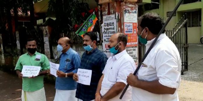 ശിവശങ്കർ വിഷയം : മുഖ്യമന്ത്രി രാജിവെക്കണമെന്നാവശ്യപ്പെട്ട് ബി ജെ പി പത്തനംതിട്ട ജില്ലാ കമ്മിറ്റിയുടെ നേതൃത്വത്തിൽ മാർച്ചും ധർണ്ണയും നടത്തി ശിവശങ്കർ വിഷയം : മുഖ്യമന്ത്രി രാജിവെക്കണമെന്നാവശ്യപ്പെട്ട് ബി ജെ പി പത്തനംതിട്ട ജില്ലാ കമ്മിറ്റിയുടെ നേതൃത്വത്തിൽ മാർച്ചും ധർണ്ണയും നടത്തി