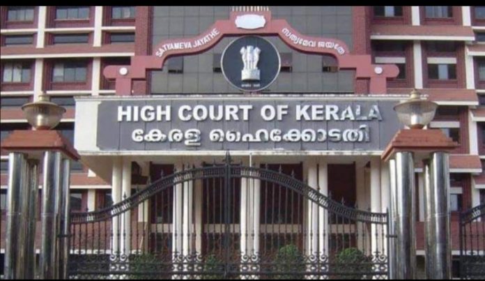 സ്റ്റേഷനില് വിളിച്ചു വരുത്തി കരണത്തടിച്ച കേസ് : എസ് ഐ യാതൊരു പരിഗണനയും അര്ഹിക്കുന്നില്ലെന്ന് ഹൈക്കോടതി സ്റ്റേഷനില് വിളിച്ചു വരുത്തി കരണത്തടിച്ച കേസ് : എസ് ഐ യാതൊരു പരിഗണനയും അര്ഹിക്കുന്നില്ലെന്ന് ഹൈക്കോടതി