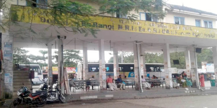 റാന്നി ഇട്ടിയപ്പാറ ബസ് ടെർമിനൽ അപകടാവസ്ഥയിൽ ; അധികൃതർ തിരിഞ്ഞു നോക്കുന്നില്ലെന്ന് പരാതി റാന്നി ഇട്ടിയപ്പാറ ബസ് ടെർമിനൽ അപകടാവസ്ഥയിൽ ; അധികൃതർ തിരിഞ്ഞു നോക്കുന്നില്ലെന്ന് പരാതി