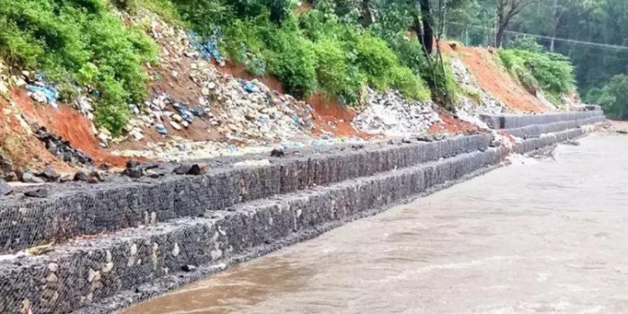 പമ്പയിൽ വാഹന പാർക്കിങ്ങിന് ഭീഷണിയായി മണ്ണിടിച്ചിൽ തുടരുന്നു ; ഭിത്തി നിര്മ്മാണം ഒച്ചിഴയുന്ന വേഗത്തില് പമ്പയിൽ വാഹന പാർക്കിങ്ങിന് ഭീഷണിയായി മണ്ണിടിച്ചിൽ തുടരുന്നു ; ഭിത്തി നിര്മ്മാണം ഒച്ചിഴയുന്ന വേഗത്തില്