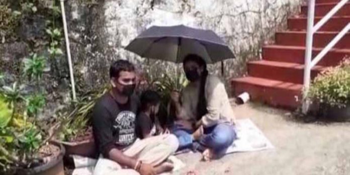 നഗരസഭ ശതാബ്ദി ആഘോഷം ചിത്രീകരിച്ച പണം ലഭിച്ചില്ല : തിരുവല്ല മുൻ നഗരസഭാ ചെയർമാൻ്റെ വീടിനു മുന്നിൽ ഫോട്ടോഗ്രാഫറുടെയും കുടുംബത്തിൻ്റെയും സമരം നഗരസഭ ശതാബ്ദി ആഘോഷം ചിത്രീകരിച്ച പണം ലഭിച്ചില്ല : തിരുവല്ല മുൻ നഗരസഭാ ചെയർമാൻ്റെ വീടിനു മുന്നിൽ ഫോട്ടോഗ്രാഫറുടെയും കുടുംബത്തിൻ്റെയും സമരം
