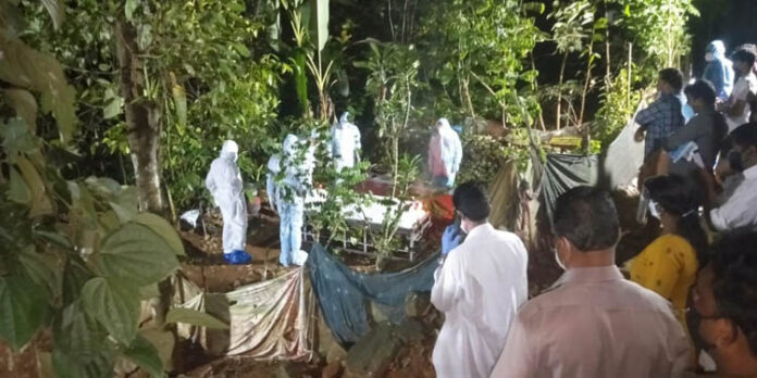 നാട് ഒറ്റക്കെട്ടായി നിന്ന് കോവിഡ് ബാധിച്ച് മരിച്ച യുവാവിൻ്റെ മൃതദ്ദേഹം സംസ്കരിച്ചു നാട് ഒറ്റക്കെട്ടായി നിന്ന് കോവിഡ് ബാധിച്ച് മരിച്ച യുവാവിൻ്റെ മൃതദ്ദേഹം സംസ്കരിച്ചു