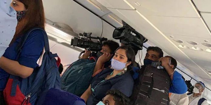 കങ്കണയോട് അപമര്യാദയായി പെരുമാറ്റം ; ഒൻപത് മാധ്യമപ്രവർത്തകരുടെ യാത്രവിലക്കി ഇൻഡിഗോ കങ്കണയോട് അപമര്യാദയായി പെരുമാറ്റം ; ഒൻപത് മാധ്യമപ്രവർത്തകരുടെ യാത്രവിലക്കി ഇൻഡിഗോ