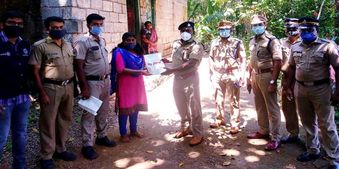 വിദ്യാരംഭ നാളിൽ വിദ്യാധൻ പദ്ധതിയുമായി ഇലവുംതിട്ട ജനമൈത്രി പോലീസ് വിദ്യാരംഭ നാളിൽ വിദ്യാധൻ പദ്ധതിയുമായി ഇലവുംതിട്ട ജനമൈത്രി പോലീസ്
