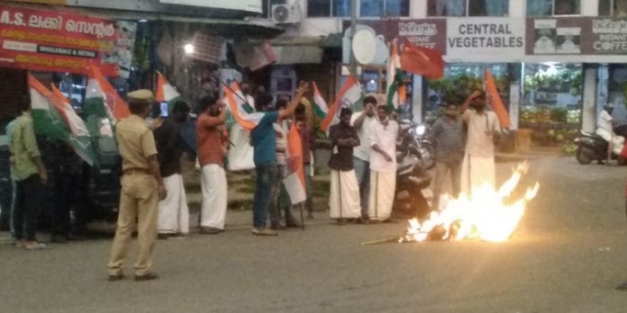 കോൺഗ്രസിൽ ഗ്രൂപ്പ് കളി രൂക്ഷമാകുന്നു ; പി.ജെ കുര്യന്റെ കോലം കത്തിച്ച് മല്ലപ്പള്ളിയില് യൂത്ത് കോൺഗ്രസ് പ്രതിഷേധം കോൺഗ്രസിൽ ഗ്രൂപ്പ് കളി രൂക്ഷമാകുന്നു ; പി.ജെ കുര്യന്റെ കോലം കത്തിച്ച് മല്ലപ്പള്ളിയില് യൂത്ത് കോൺഗ്രസ് പ്രതിഷേധം