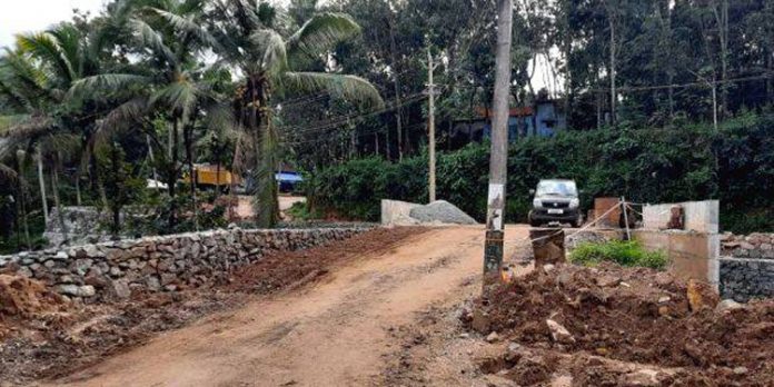 കലഞ്ഞൂർ ചിതൽവെട്ടി പാലത്തിന്റെ നിർമ്മാണത്തിൽ അശാസ്ത്രീയതയെന്ന് ആരോപണം കലഞ്ഞൂർ ചിതൽവെട്ടി പാലത്തിന്റെ നിർമ്മാണത്തിൽ അശാസ്ത്രീയതയെന്ന് ആരോപണം