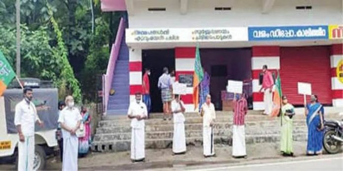 സീതത്തോട് സഹകരണ ബാങ്ക് സമരം : സമരക്കാർ കോവിഡ് പ്രോട്ടോക്കോള് ലംഘിച്ചതായി ആരോപിച്ച് പോലീസ് കള്ളക്കേസെടുക്കുന്നതായി പരാതി സീതത്തോട് സഹകരണ ബാങ്ക് സമരം : സമരക്കാർ കോവിഡ് പ്രോട്ടോക്കോള് ലംഘിച്ചതായി ആരോപിച്ച് പോലീസ് കള്ളക്കേസെടുക്കുന്നതായി പരാതി