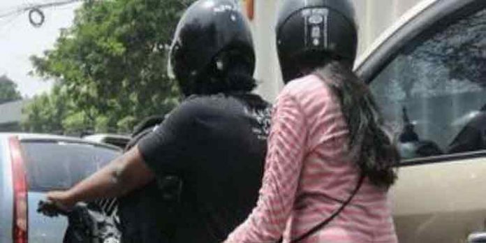 പിന്നിലിരിക്കുന്നയാൾക്ക് ഹെൽമെറ്റ് ഇല്ലെങ്കില് ഇരുചക്രവാഹനം ഓടിക്കുന്നയാളിന്റെ ലൈസൻസ് നഷ്ടമാകും പിന്നിലിരിക്കുന്നയാൾക്ക് ഹെൽമെറ്റ് ഇല്ലെങ്കില് ഇരുചക്രവാഹനം ഓടിക്കുന്നയാളിന്റെ ലൈസൻസ് നഷ്ടമാകും