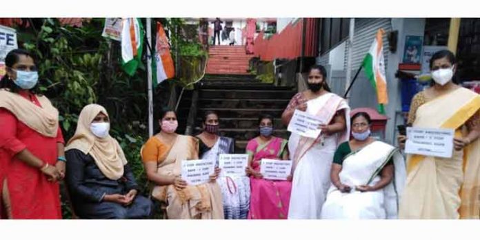 ഹത്രാസിലെ പെൺക്കുട്ടിയുടെ കുടുംബത്തിന് സഹായം നൽകണം : മഹിള കോൺഗ്രസ്സ് ഹത്രാസിലെ പെൺക്കുട്ടിയുടെ കുടുംബത്തിന് സഹായം നൽകണം : മഹിള കോൺഗ്രസ്സ്