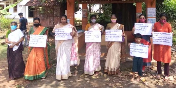 വാളയാറിൽ നീതി തേടി പെൺകുട്ടികളുടെ അമ്മ നടത്തുന്ന സമരത്തിന് ഐക്യ ദാർഢ്യം പ്രഖ്യാപിച്ച് മഹിള കോൺഗ്രസ്സിന്റെ സത്യാഗ്രഹം വാളയാറിൽ നീതി തേടി പെൺകുട്ടികളുടെ അമ്മ നടത്തുന്ന സമരത്തിന് ഐക്യ ദാർഢ്യം പ്രഖ്യാപിച്ച് മഹിള കോൺഗ്രസ്സിന്റെ സത്യാഗ്രഹം