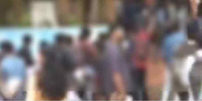 ബി.ടെക്ക് കൂട്ട കോപ്പിയടി : പിടിച്ചെടുത്തത് 28 മൊബൈല് ഫോണുകള് , 75 മാര്ക്കിന്റെ ഉത്തരങ്ങള് വാട്സാപ്പ് ഗ്രൂപ്പില് ബി.ടെക്ക് കൂട്ട കോപ്പിയടി : പിടിച്ചെടുത്തത് 28 മൊബൈല് ഫോണുകള് , 75 മാര്ക്കിന്റെ ഉത്തരങ്ങള് വാട്സാപ്പ് ഗ്രൂപ്പില്