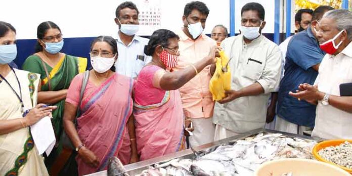 മത്സ്യഫെഡ് ഫിഷ് സ്റ്റാളുകള് ; ഇടനിലക്കാരില്ലാതെ ഹാര്ബറുകളില് നിന്നും നേരിട്ട് മത്സ്യം മാര്ക്കറ്റുകളിലേക്ക് മത്സ്യഫെഡ് ഫിഷ് സ്റ്റാളുകള് ; ഇടനിലക്കാരില്ലാതെ ഹാര്ബറുകളില് നിന്നും നേരിട്ട് മത്സ്യം മാര്ക്കറ്റുകളിലേക്ക്