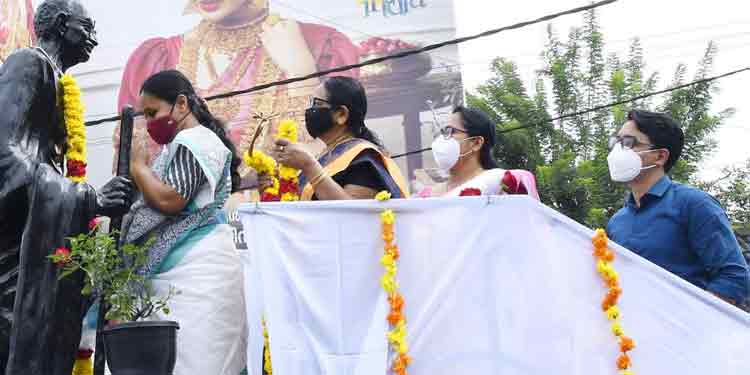 പത്തനംതിട്ട സെന്ട്രല് ജംഗ്ഷനിലെ മഹാത്മാ ഗാന്ധി പ്രതിമയില് ഹാരാര്പ്പണവും പുഷ്പാര്ച്ചനയും നടത്തി പത്തനംതിട്ട സെന്ട്രല് ജംഗ്ഷനിലെ മഹാത്മാ ഗാന്ധി പ്രതിമയില് ഹാരാര്പ്പണവും പുഷ്പാര്ച്ചനയും നടത്തി