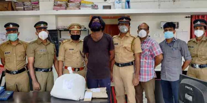 എക്സൈസ് നടത്തിയ മിന്നൽ പരിശോധനയിൽ ; ബൈക്കിൽ കടത്തിയ ആറുകിലോ കഞ്ചാവുമായി യുവാവ് പിടിയിൽ എക്സൈസ് നടത്തിയ മിന്നൽ പരിശോധനയിൽ ; ബൈക്കിൽ കടത്തിയ ആറുകിലോ കഞ്ചാവുമായി യുവാവ് പിടിയിൽ