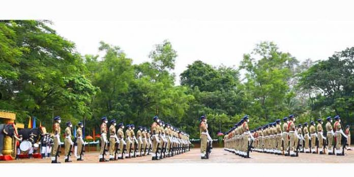 കെ.എ.പി മൂന്നാം ബറ്റാലിയന് പാസിംഗ് ഔട്ട് പരേഡില് മുഖ്യമന്ത്രി സല്യൂട്ട് സ്വീകരിച്ചു കെ.എ.പി മൂന്നാം ബറ്റാലിയന് പാസിംഗ് ഔട്ട് പരേഡില് മുഖ്യമന്ത്രി സല്യൂട്ട് സ്വീകരിച്ചു