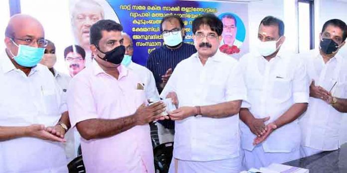 വാറ്റ് നികുതി നോട്ടീസിന്റെ പേരില് ആത്മഹത്യ ചെയ്ത തണ്ണിത്തോട്ടിലെ വ്യാപാരി മത്തായി ഡാനിയേലിന്റെ കുടുംബത്തിന് 10 ലക്ഷം രൂപ സഹായം നല്കി വാറ്റ് നികുതി നോട്ടീസിന്റെ പേരില് ആത്മഹത്യ ചെയ്ത തണ്ണിത്തോട്ടിലെ വ്യാപാരി മത്തായി ഡാനിയേലിന്റെ കുടുംബത്തിന് 10 ലക്ഷം രൂപ സഹായം നല്കി