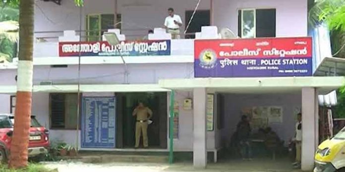 യുവതികള്ക്കുനേരെ നഗ്നതാ പ്രദര്ശനം നടത്തിയ യുവാവ് അറസ്റ്റില് യുവതികള്ക്കുനേരെ നഗ്നതാ പ്രദര്ശനം നടത്തിയ യുവാവ് അറസ്റ്റില്