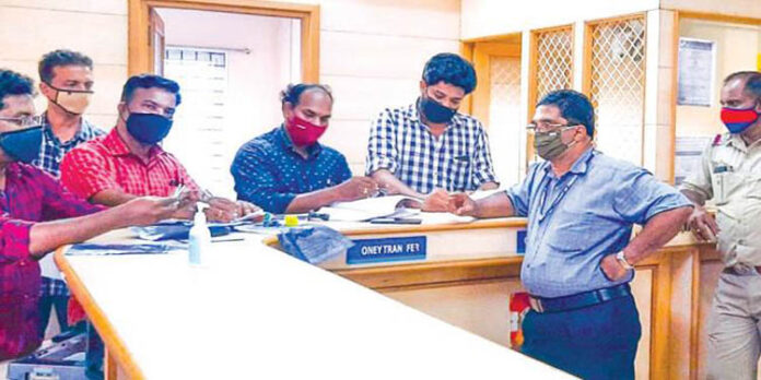പോപ്പുലർ ഫിനാൻസ് തട്ടിപ്പ് : ആലുവയിലെ ഓഫീസുകളിൽ ജപ്തി പോപ്പുലർ ഫിനാൻസ് തട്ടിപ്പ് : ആലുവയിലെ ഓഫീസുകളിൽ ജപ്തി